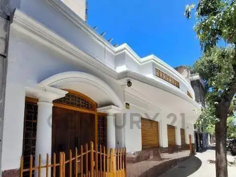 Casa doble frente. Destino Comercial. Garage, Terraza y  2 patios internos. Super Luminosa. Excelent