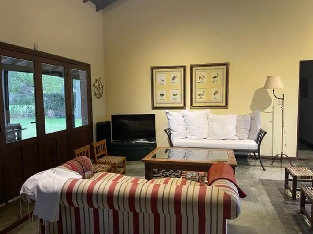 Casa - 196  m² Cubierta | 3 dormitorios | 19 años | 3 baños | 4 ambientes | 1 cochera