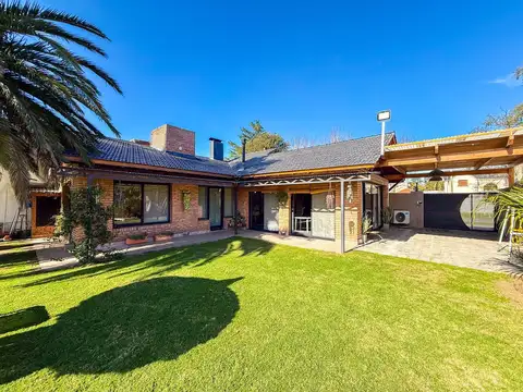 Casa en Alquiler con 1 cochera