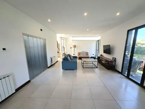 Casa 6 ambientes con 2 baños