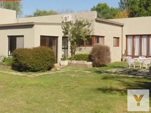 Casa en venta - 3 Dormitorios 3 Baños - Cochera - 1.968Mts2 - Chivilcoy 