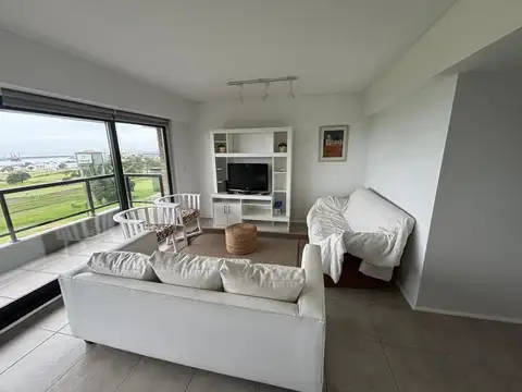 DEPARTAMENTO TRES AMBIENTES, FRENTE AL GOLF Y EL MAR.