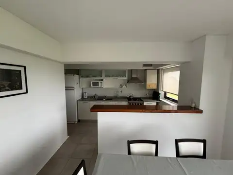 DEPARTAMENTO TRES AMBIENTES, FRENTE AL GOLF Y EL MAR.