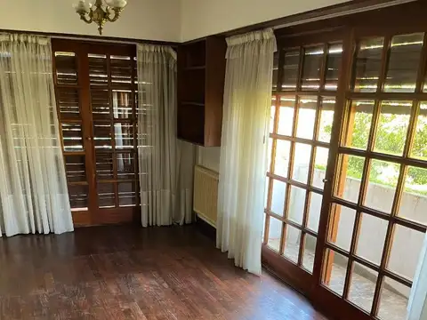 CASA EN LOS TRONCOS SOBRE GRAN LOTE DE 17 X 32 - OPORTUNIDAD