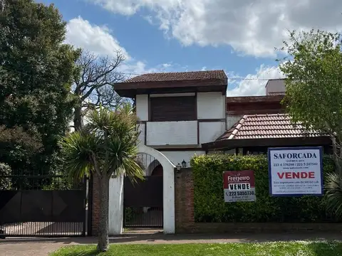 CASA EN LOS TRONCOS SOBRE GRAN LOTE DE 17 X 32 - OPORTUNIDAD