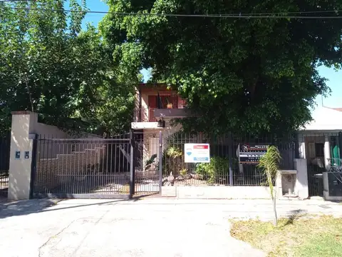 EXCELENTE CASA DE 4 AMBIENTES CON ENTRADA DE AUTO Y JARDIN