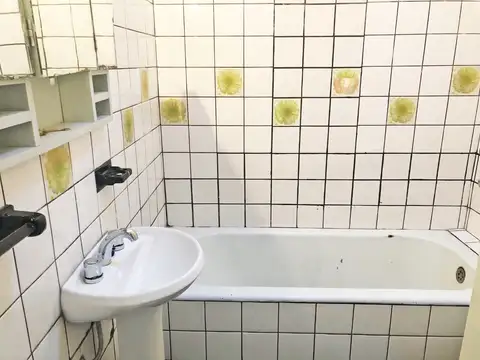 APTO CREDITO - CASA 3 AMBIENTES CON PARQUE Y TERRAZA EN VILLA BALLESTER