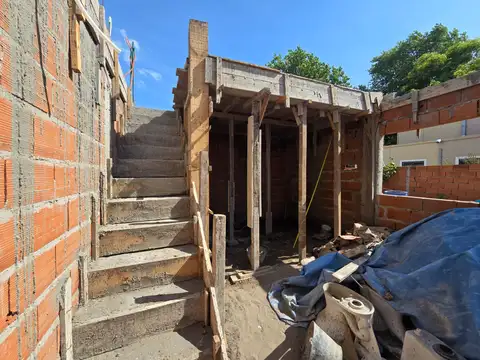 Casa 4 ambientes con 2 baños