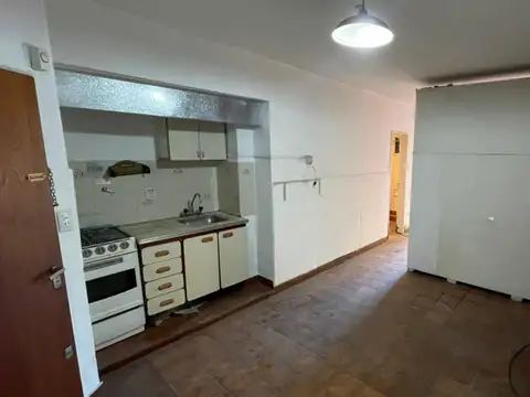 Monoambiente al frente con balcón terraza - A 50 mts de la Universidad