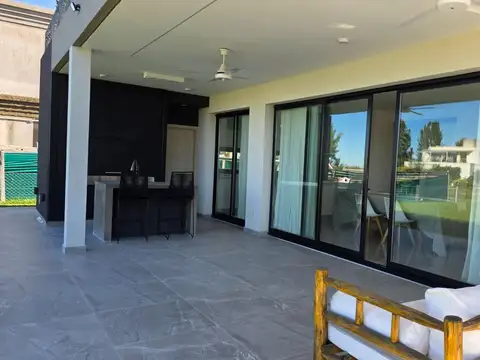 Casa 5 ambientes con 3 baños