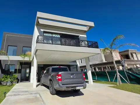 Casa en Venta con 4 cocheras