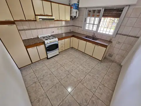 Casa en Alquiler en Villa Luzuriaga, $ 850.000