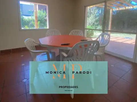 Casa en Alquiler con 3 cocheras