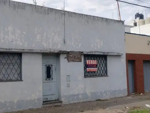 CASA DE 2 HABITACIONES CON LOCALES EN ESQUINA A RECICLAR