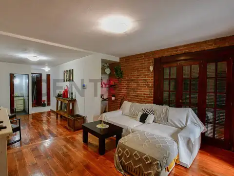 Casa en venta con depto en planta alta – 70 e 8 y 9