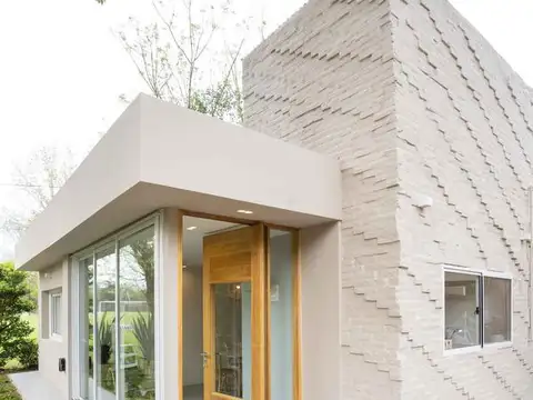 Los Troncos C.C. , La Lonja Pilar