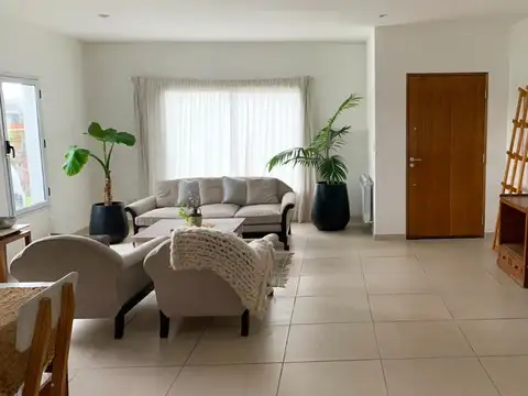 Casa en Alquiler con 3 cocheras