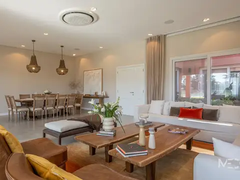 Casa 7 ambientes con 5 baños