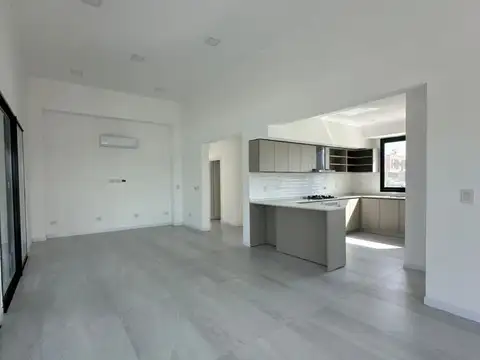 Casa 4 ambientes con 2 baños