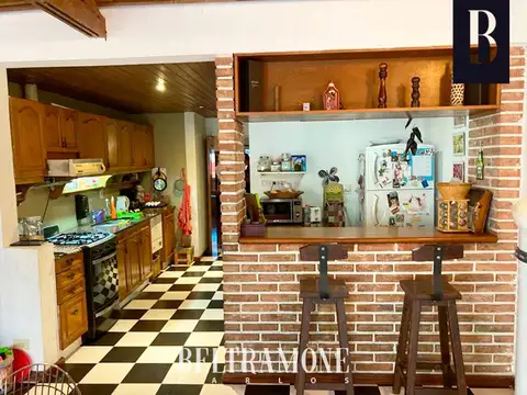 Excelente casa 2 dormitorios + depto 2 dormitorios + local