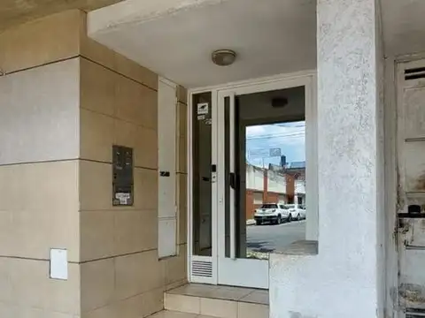 Monoambiente en alquiler con terraza exclusiva, luminoso, escalera, Luis Agote