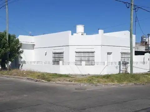 CASA 4 AMBIENTES EN VENTA EN I. CASANOVA CON LOCAL