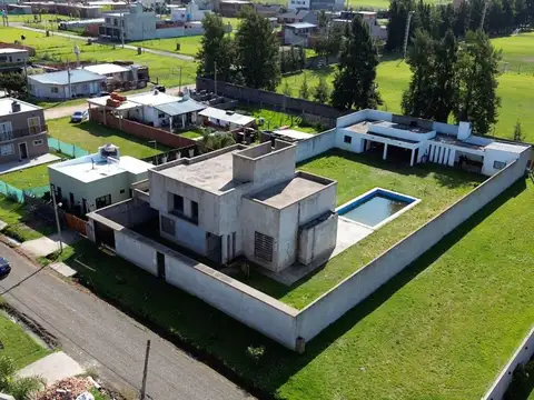 Casa  venta con pileta en Escobar 300m2 a terminar