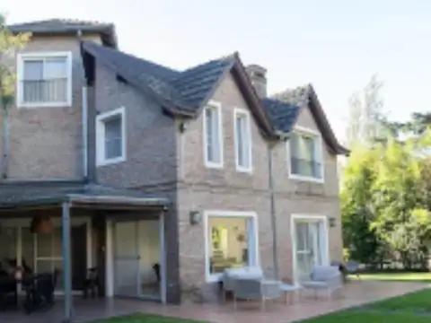 Casa en Venta en Los Senderos I, USD 350.000