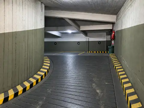 COCHERA/COCHERAS MUY BUENA UBICACION - RAMPAS AMPLIAS PARA SU ACCESO  - PORTON AUTOMATICO