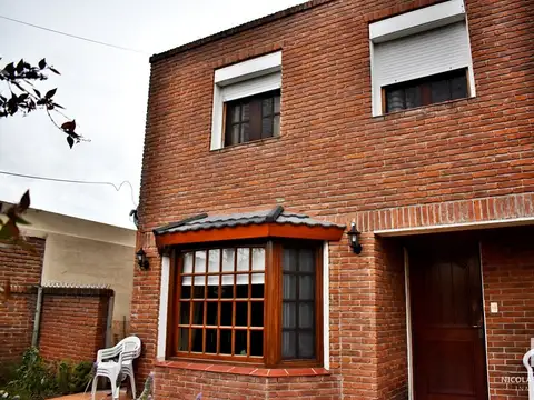 Casa 4 ambientes con 2 baños