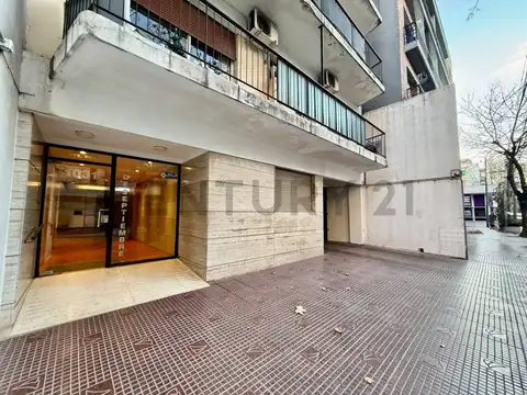 DEPARTAMENTO 2 AMBIENTES CON PATIO, EXCELENTE UBICACIÓN SOBRE AV. PERÓN.
