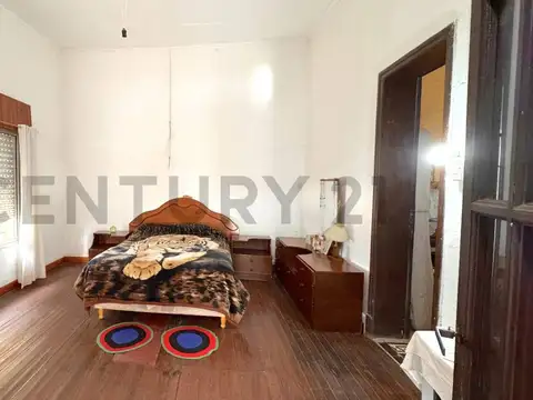Casa de 2 dormitorios + Departamento de un dormitorio con garage- VENADO TUERTO