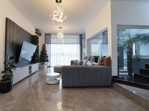 Casa en Venta con 4 cocheras