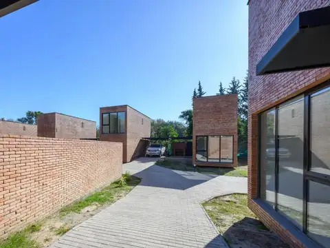 Casa 9 ambientes con 2 baños