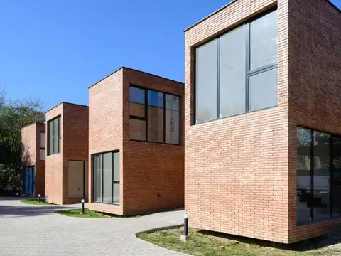 villa allende    Santiago Derqui 1078