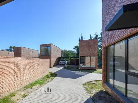 Casa 9 ambientes con 2 baños