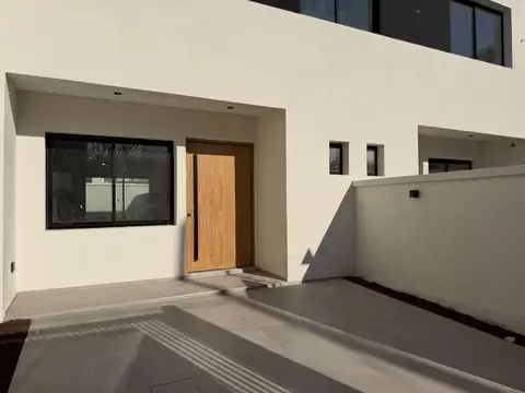 DUPLEX 4 AMBIENTE EN VILLA ADELINA A ESTRENAR