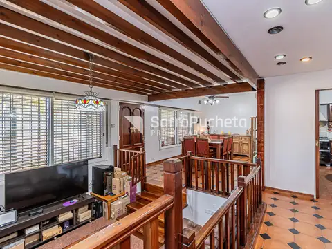 Venta casa 4 ambientes con terraza, piscina, parque y lote adicional en Villa Luzuriaga.