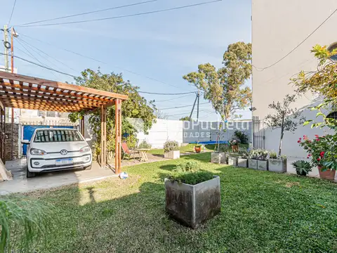 Venta casa 4 ambientes con terraza, piscina, parque y lote adicional en Villa Luzuriaga.