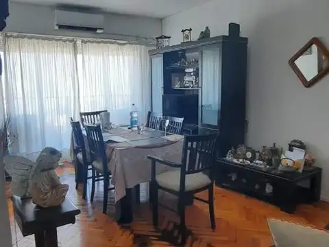 Departamento 3 ambientes al frente con balcón. Venta Almagro
