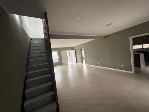 Casa 4 ambientes con 3 baños