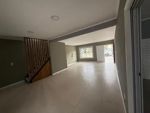 Casa en Alquiler con 4 cocheras