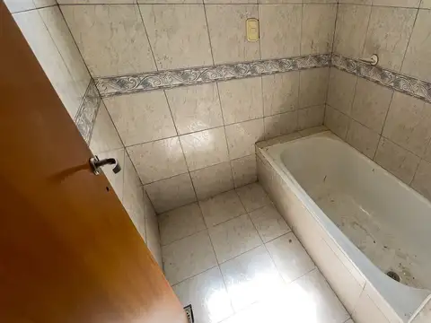 EN VENTA CASA A RECICLAR SEMICENTRO TANDIL