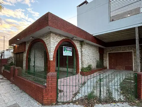 CASA EN EXCELENTE ESTADO EN BARRIO MARÍTIMO
