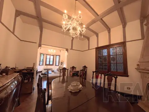 Casa 8 ambientes con 4 baños