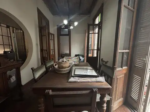 Casa 9 ambientes con 2 baños
