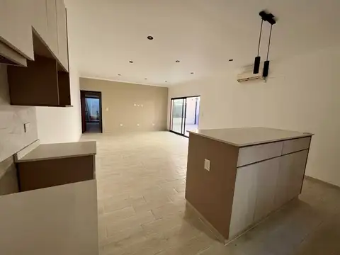 Casa reciclada con patio, terraza y lote adicional