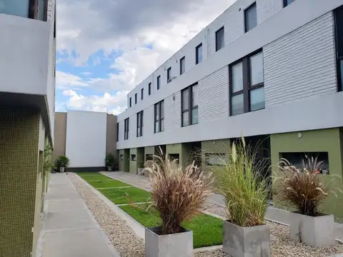 Venta casa triplex en Olivos 4 ambientes cochera cubierta, patio y parrilla