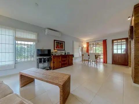 Casa 4 ambientes con 2 baños