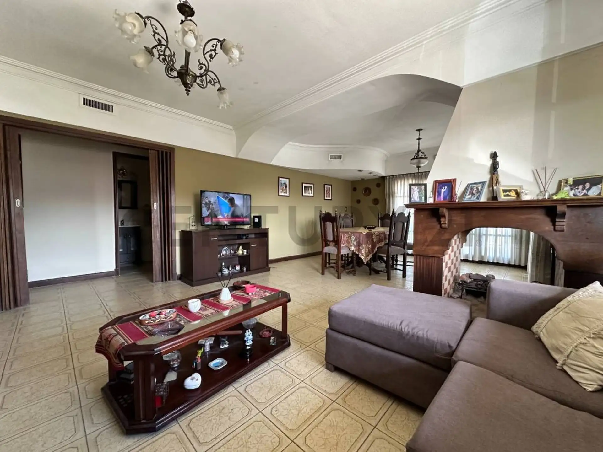 Casa 4 ambientes c/piscina + local comercial, sobre Av. Colon